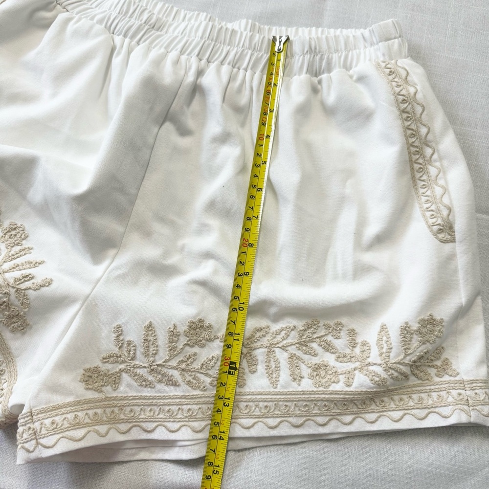 White High-Waist Embroidered Women’s Shorts with Beige Trim - Picture 4 of 9